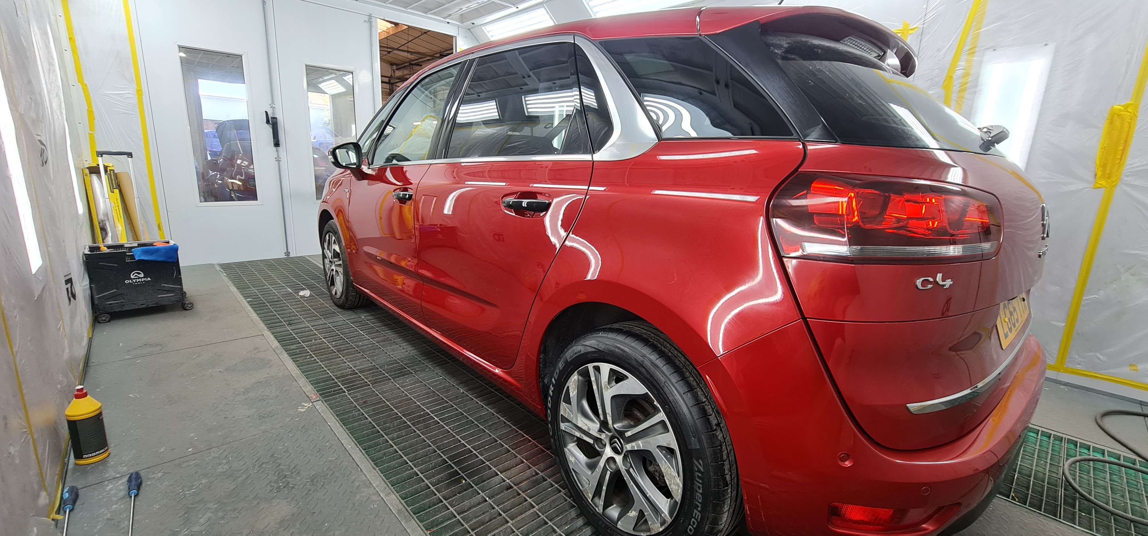 Citroën C4 Picasso - deep scratch repair